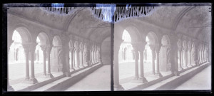 Galerie du cloître de l'abbaye de Montmajour à Arles (Bouches-du-Rhône).
