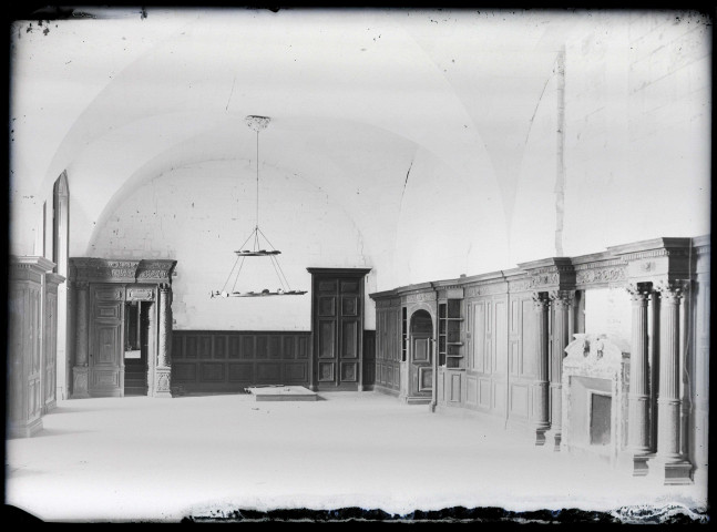 Pièce avec boiseries de l'abbaye Notre-Dame de Fontenelle de Saint-Wandrille-Rançon (Seine-Maritime).