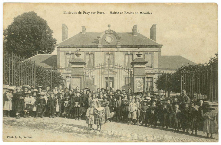 Ménilles. Mairie et Ecoles de Ménilles.
