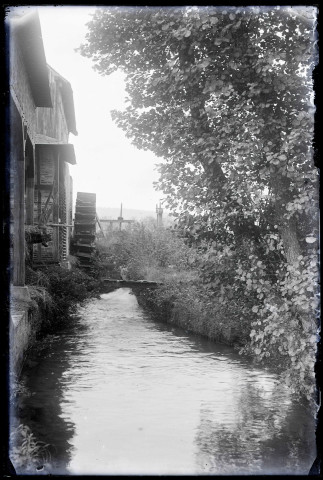 Moulin à aube sur un ruisseau de la campagne normande.