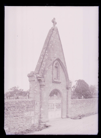 Porche en granit de cimetière breton.