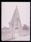 Porche en granit de cimetière breton.