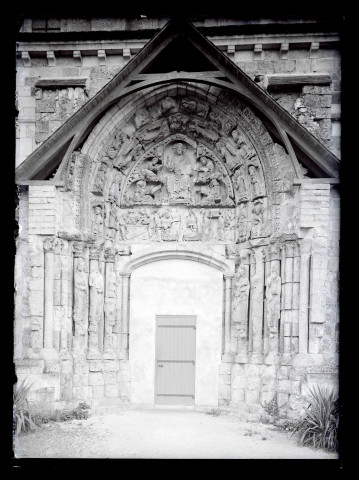 Porche nord avec tympan et voussures ornementées de l'église Saint-Benoit de Saint-Benoit-sur-Loire (Loiret).