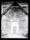 Porche nord avec tympan et voussures ornementées de l'église Saint-Benoit de Saint-Benoit-sur-Loire (Loiret).