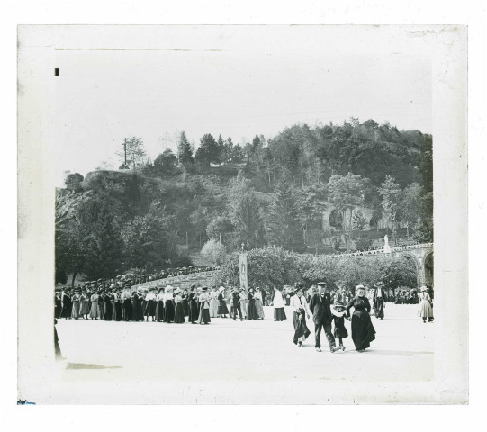 Ecclésiastiques et personnes handicapées en pèlerinage à Lourdes (Hautes-Pyrénées), lors d'une procession.