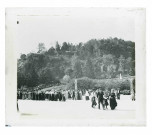 Ecclésiastiques et personnes handicapées en pèlerinage à Lourdes (Hautes-Pyrénées), lors d'une procession.