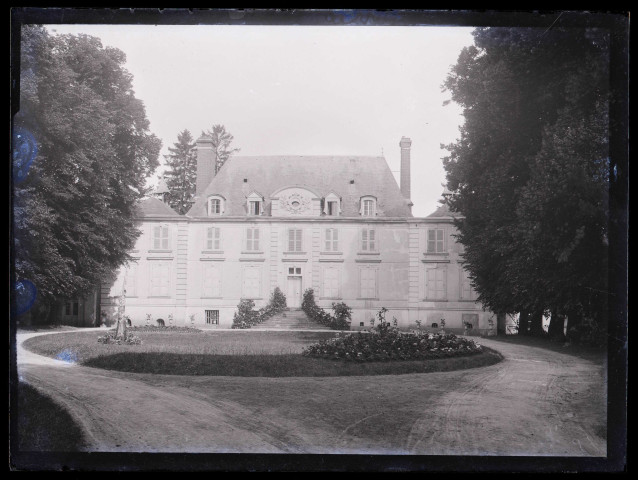 Façade du château d'Orgeville (Eure).