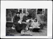 Femmes de la famille Bretocq dans le jardin avec des lapins et le chien "Milou".