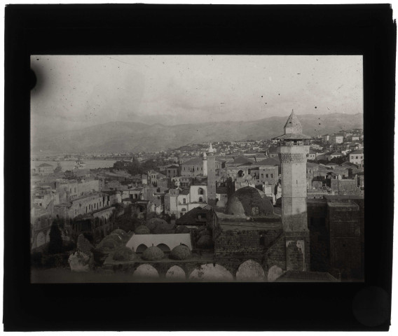 Vue générale d'une ville et de ses minarets.