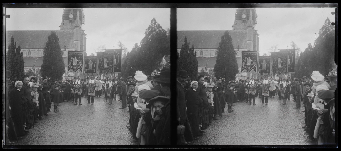 Procession religieuse dans l'Eure, avec au premier plan la « Charité de Grand-Camp ».