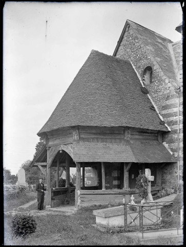 Porche en bois de l'église de Beauficel-en-Lyons (Eure).