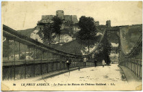 Andelys (Les). Le Petit Andely - Le Pont et les ruines du Château Gaillard.