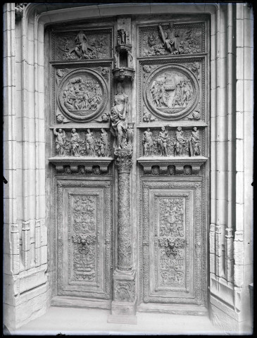 Moulages du portail du bras nord du transept et des revers des vantaux de l'église Saint-Maclou de Rouen (Seine-Maritime).