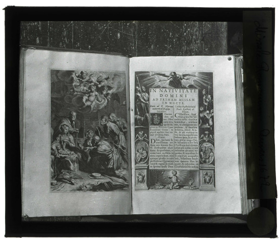 Double page imprimée représentant la Nativité extraite du Missale Romanum d'Anvers (Belgique) de 1672.