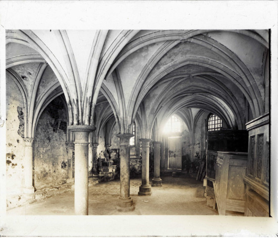Intérieur des parties conservées des ruines de l'abbaye de d'Hambye à Percy (Manche).