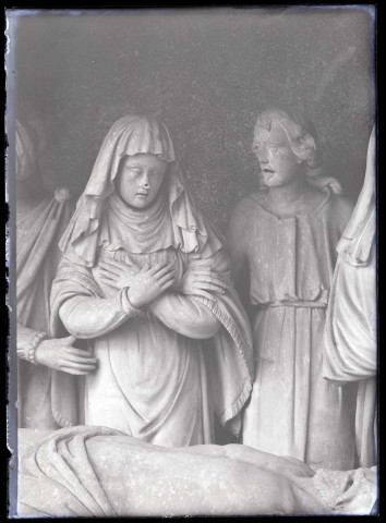 Détail du groupe statuaire représentant la mise au tombeau de l'église abbatiale de Saint-Germer-de-Fly (Oise).