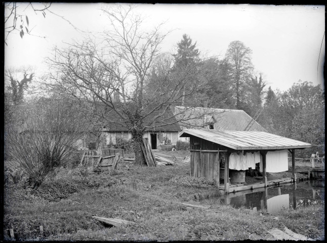 Chaumière normande et lavoir.