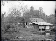 Chaumière normande et lavoir.
