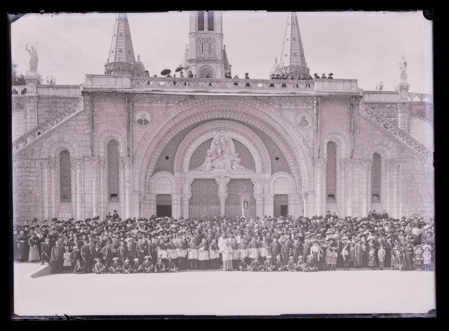 Ecclésiastiques et personnes handicapées en pèlerinage à Lourdes (Hautes-Pyrénées) sur l'esplanade de la basilique.
