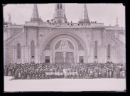 Ecclésiastiques et personnes handicapées en pèlerinage à Lourdes (Hautes-Pyrénées) sur l'esplanade de la basilique.