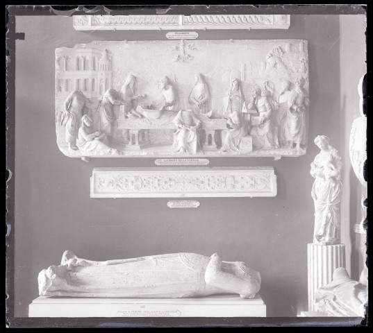 Moulage de statue de Vierge à l'enfant, moulage du gisant de Suzanne de Coesme, femme de Louis de Rouville provenant de l'abbaye de Bonport à Pont-del'Arche (Eure), moulage d'un fragment de soffite provenant du château de Gaillon (Eure) et moulage d'un bas-relief représentant la Mort de la Vierge provenant de l'église Saint-Jacques-la-Boucherie de Paris (Seine), exposés au musée du Trocadéro de Paris (Seine).