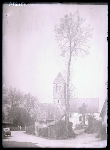 Vue générale sur l'église d'Aizier (Eure).