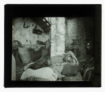 Hommes faisant la sieste sur des sacs dans une grange de Beyrouth (Liban).