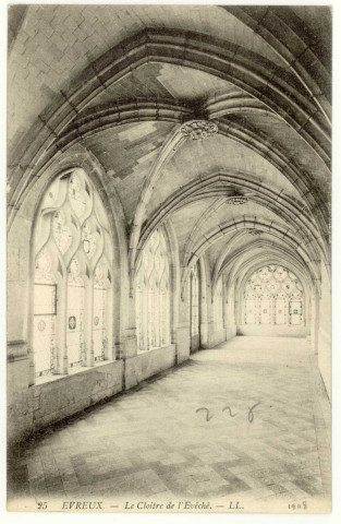 Evreux-Ville. Le Cloître de l'Evêché.