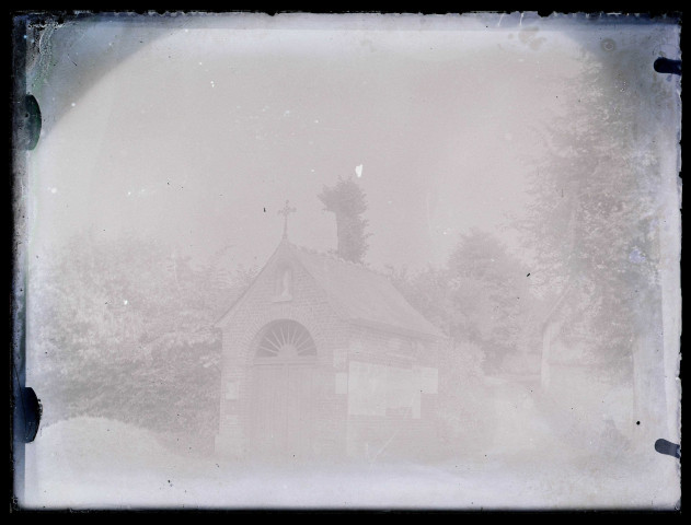 Vue générale d'une chapelle avec Saint-Claude sur le fronton.