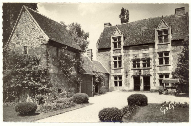 Ambenay. Château de Mauny, façade sud (XVe et XVIe s. ).