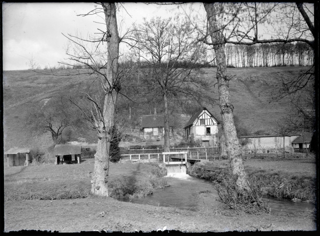 Système d'écluse dans la campagne de Ménesqueville (Eure).