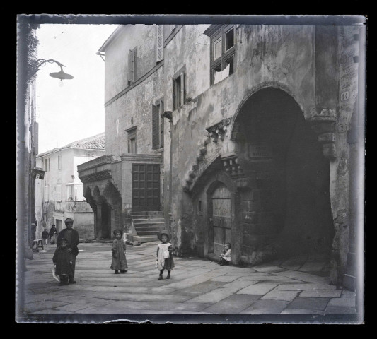 Enfants dans une ruelle d'un village de Sicile (Italie).