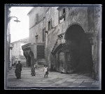 Enfants dans une ruelle d'un village de Sicile (Italie).