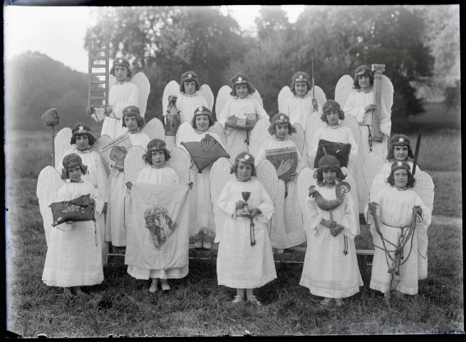 Enfants costumés pour la procession de l'inauguration du calvaire de Rosay-sur-Lieure (Eure).