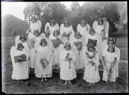 Enfants costumés pour la procession de l'inauguration du calvaire de Rosay-sur-Lieure (Eure).