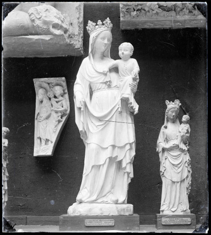Exposés en un lieu inconnu, fragments sculptés, statue de Vierge à l'enfant provenant de l'église abbatiale de Saint-Denis (Seine-Saint-Denis) et statuette de Vierge à l'enfant provenant de Nanteuil-le-Haudouin (Oise).