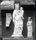 Exposés en un lieu inconnu, fragments sculptés, statue de Vierge à l'enfant provenant de l'église abbatiale de Saint-Denis (Seine-Saint-Denis) et statuette de Vierge à l'enfant provenant de Nanteuil-le-Haudouin (Oise).