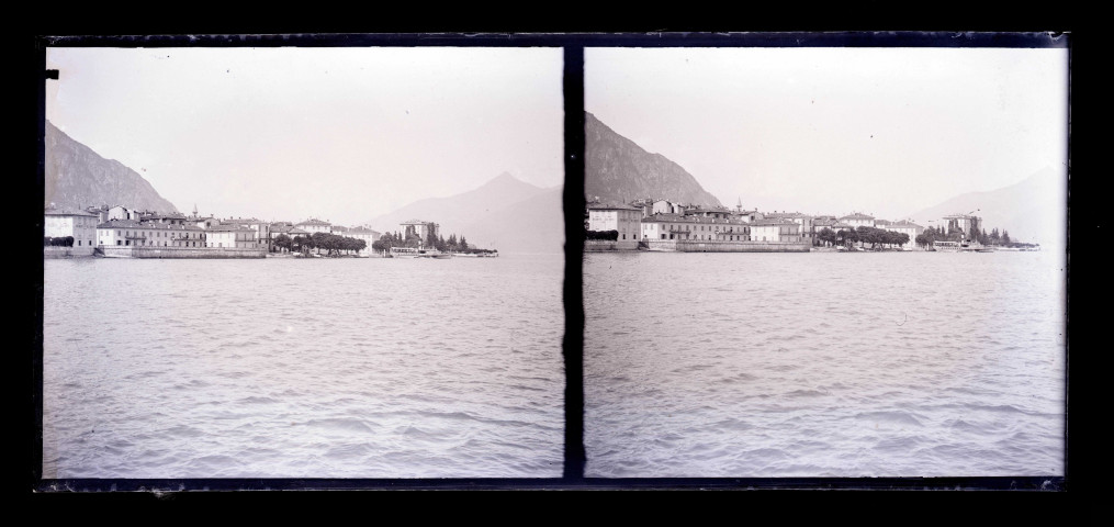 Bateau de croisière et village italien en bord de mer.