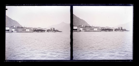 Bateau de croisière et village italien en bord de mer.