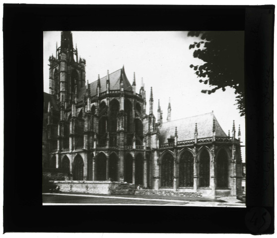 Cathédrale Notre-Dame d'Évreux (Eure), chevet vu du jardin (cliché flou).