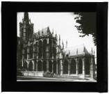 Cathédrale Notre-Dame d'Évreux (Eure), chevet vu du jardin (cliché flou).