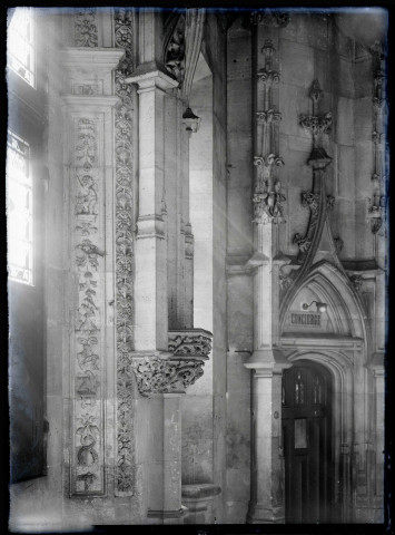 Porte du concierge et détail des sculptures intérieures du palais de justice de Rouen (Seine-Maritime).
