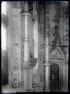 Porte du concierge et détail des sculptures intérieures du palais de justice de Rouen (Seine-Maritime).