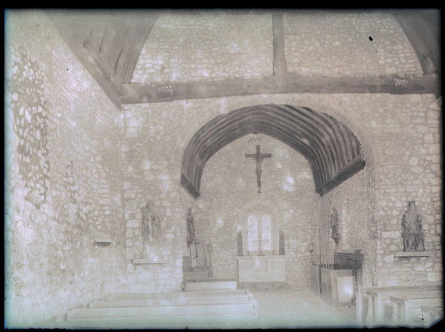 Intérieur de l'église de Ménesqueville (Eure).