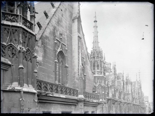 Détail de la façade du palais de justice de Rouen (Seine-Maritime).