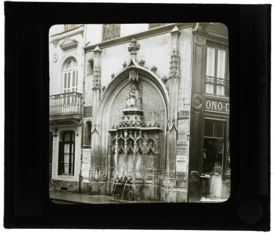 Fontaine de la Crosse à Rouen (Seine-Maritime).