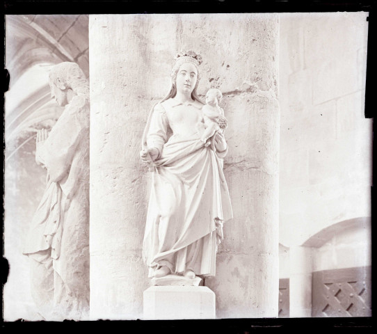 Statue de Vierge à l'enfant.