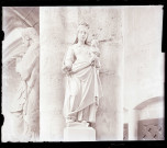 Statue de Vierge à l'enfant.