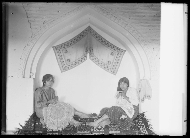 Jeunes brodeuses arméniennes de l'ouvroir de Mme Brémond à Adana (Turquie).