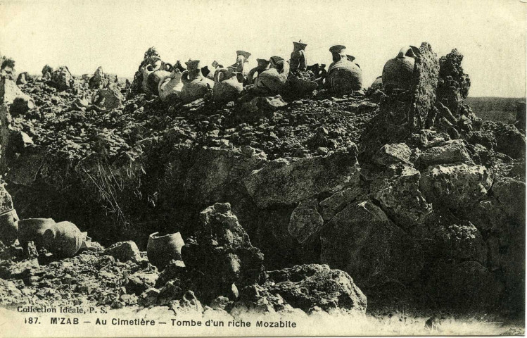M'ZAB - AuCimetière - Tombe d'un riche Mozabite